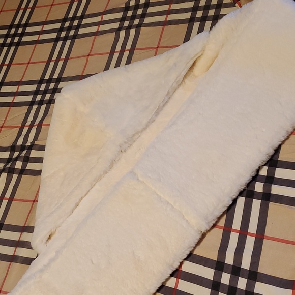 Infinite Faux Fur scarf with hood. - Picture 11 of 11